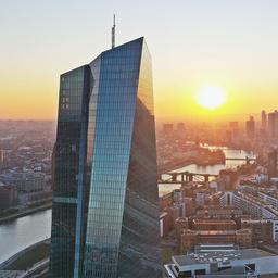Blick über die EZB auf die Frankfurter Skyline