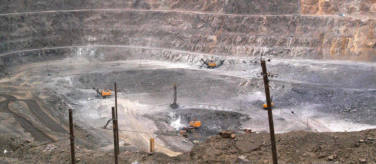 Arbeiter setzen Maschinen ein, um in einer Mine für Seltene Erden im Bergbaudistrikt Baiyunebo in der Autonomen Region Innere Mongolei im Norden Chinas zu graben.