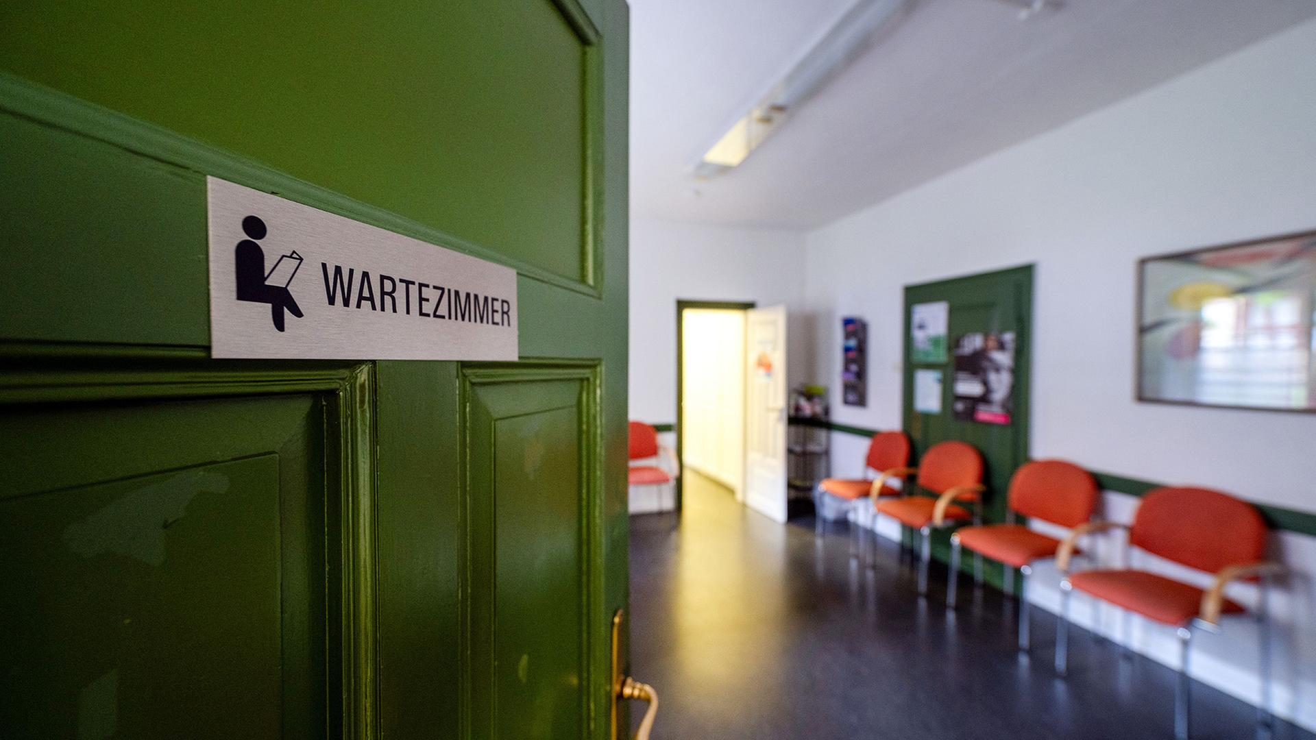 Ein Schild an einer Tür weist den Weg zum Wartezimmer einer Allgemeinarzt-Praxis | picture alliance/dpa