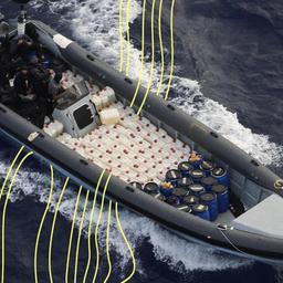 Ein "Go-Fast-Boot" im Wasser mit Schmuggelware beladen