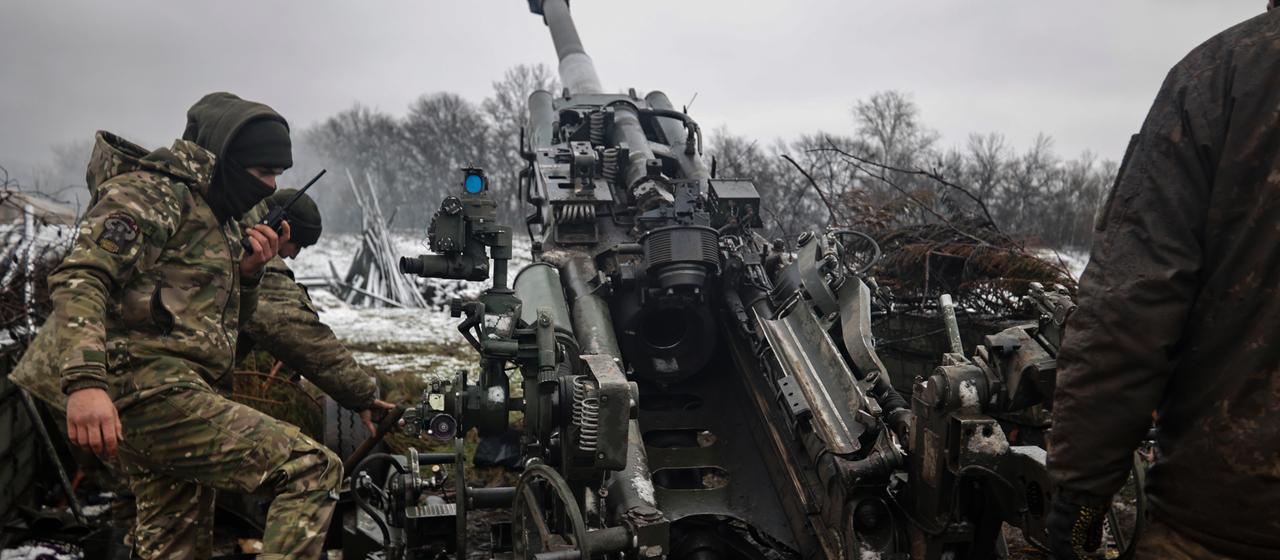 Ukrainische Soldaten bereiten sich darauf vor, russische Stellungen an der Frontlinie an einem nicht genannten Ort in der Region Donezk zu beschießen (Archiv, November 2025)