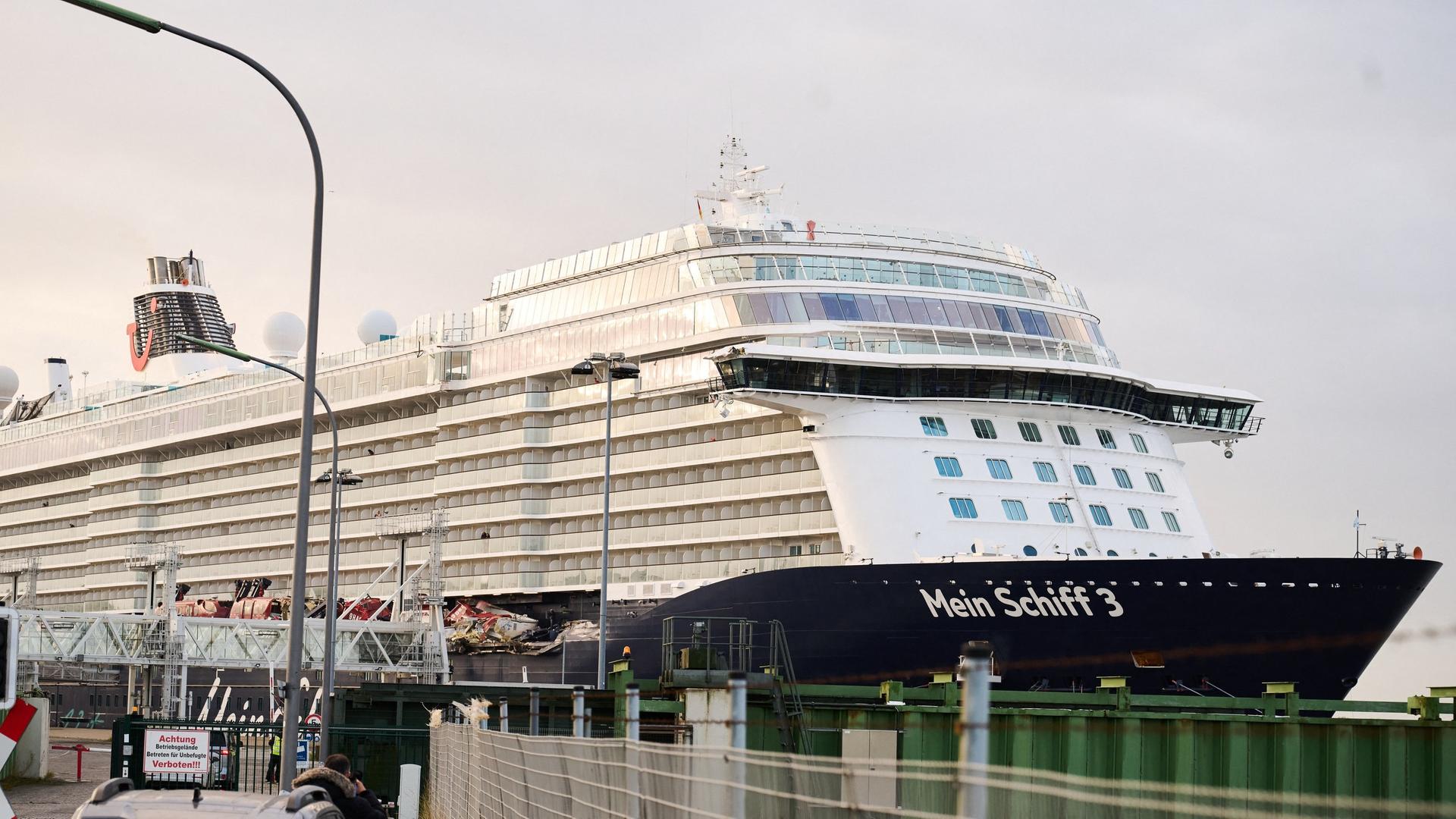 Die «Mein Schiff 3» liegt an der Bremerhavener Columbuskaje. Das Kreuzfahrtschiff war am Vortag bei stürmischem Wetter mit zwei Containerschiffen kollidiert. | dpa | Sina Schuldt