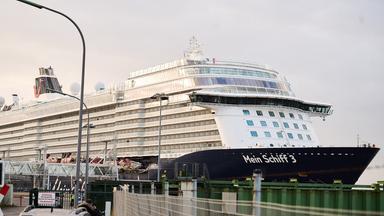 Die «Mein Schiff 3» liegt an der Bremerhavener Columbuskaje. Das Kreuzfahrtschiff war am Vortag bei stürmischem Wetter mit zwei Containerschiffen kollidiert.