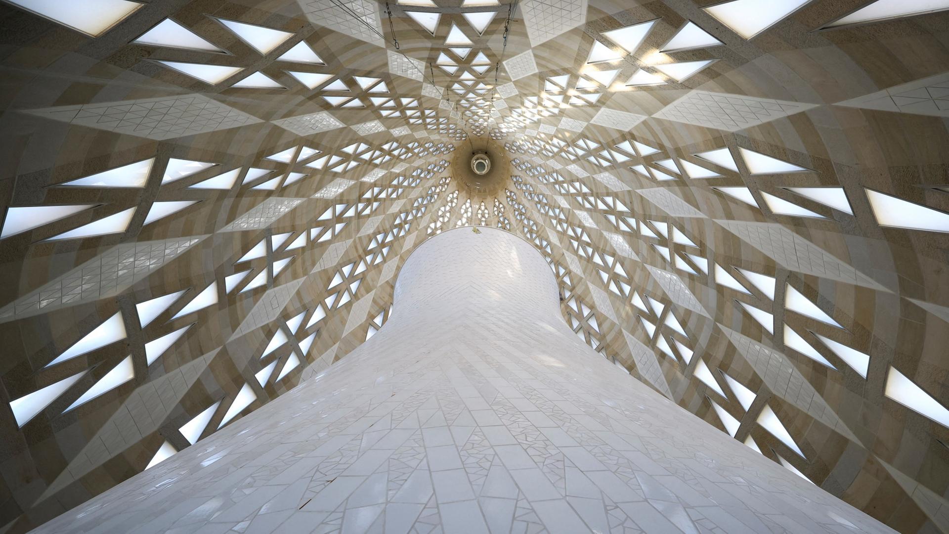 Blick ins Innere des Turms der Jungfrau Maria in der Basilika Sagrada Familia in Barcelona. | REUTERS