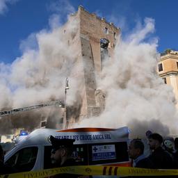 Staub steigt nach dem Einsturz eines Teils des mittelalterlichen Turms Torre dei Conti in Rom auf.
