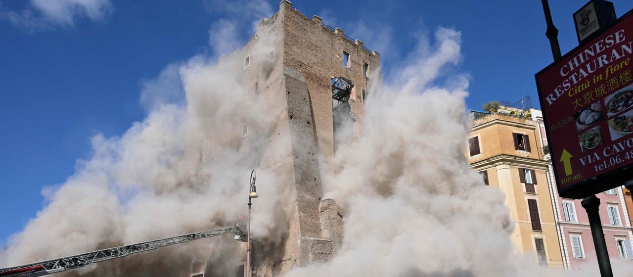 Staub steigt nach dem Einsturz eines Teils des mittelalterlichen Turms Torre dei Conti in Rom auf.