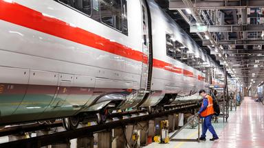 Ein ICE Zug der Deutschen Bahn steht zur Wartung im ICE Werk Berlin Rummelsberg.