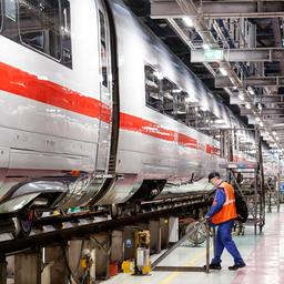 Ein ICE Zug der Deutschen Bahn steht zur Wartung im ICE Werk Berlin Rummelsberg.