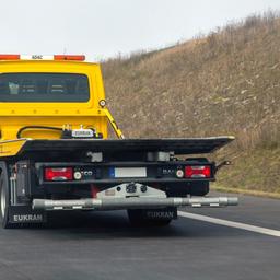 Abschleppwagen auf der Autobahn.