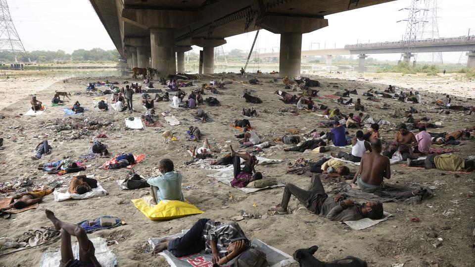 Obdachlose schlafen an einem heißen Tag in Neu-Delhi im Schatten einer Überführung. | dpa Obdachlose schlafen an einem heißen Tag in Neu-Delhi im Schatten einer Überführung.