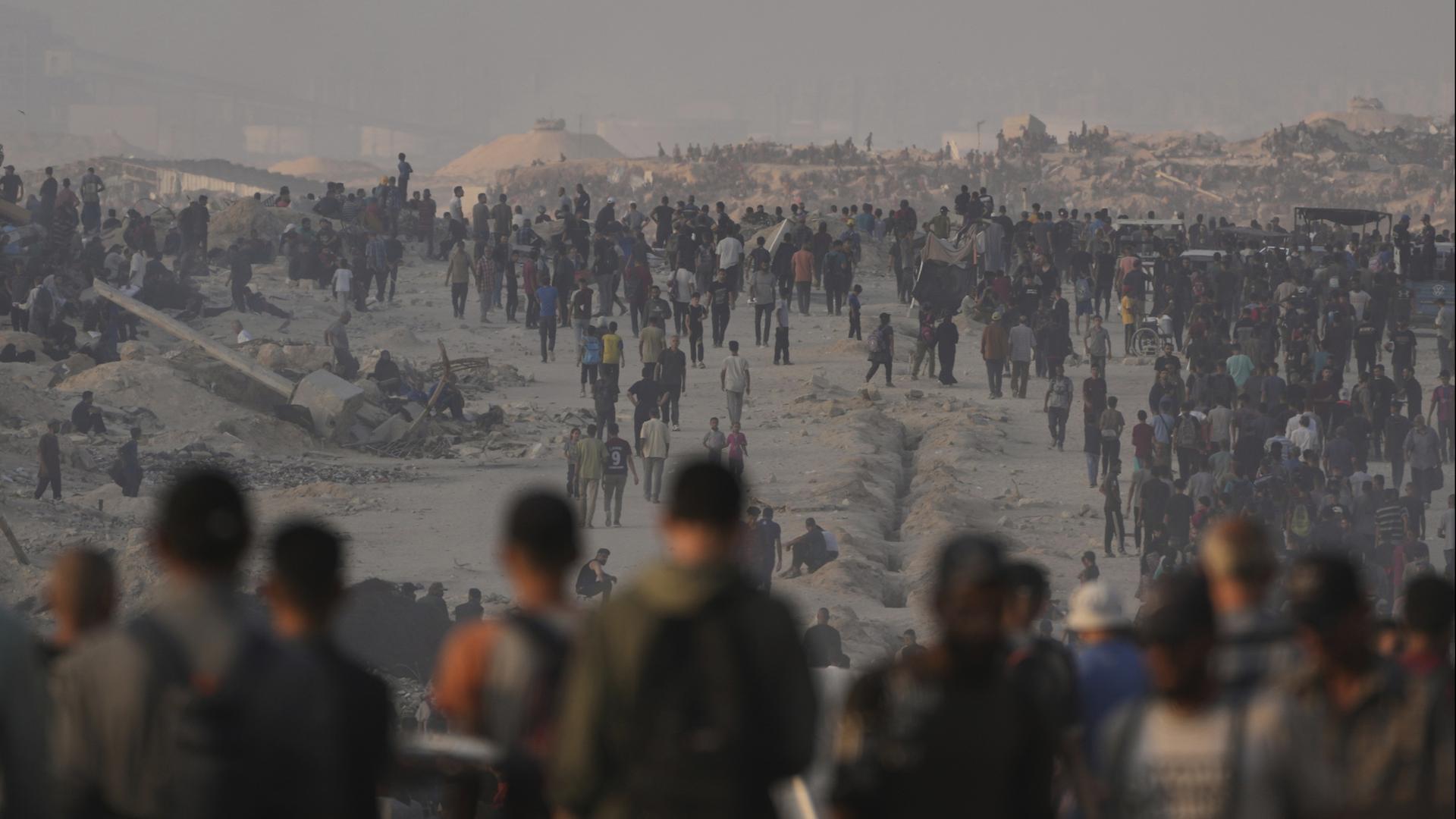 Palästinenser gehen in Gaza-Stadt eine Straße entlang in Richtung eines Gebiets im nördlichen Gazastreifen. | dpa