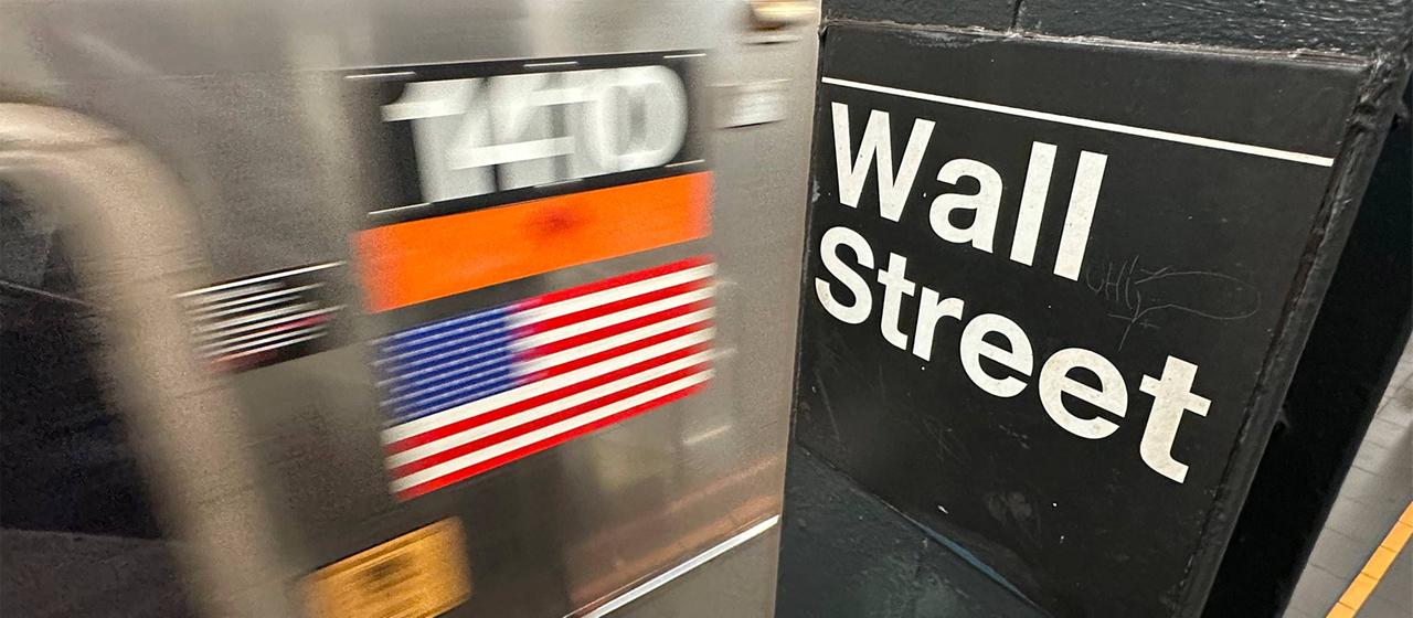 Ein Zug fährt ein in der U-Bahn-Station Wall Street, New York City.