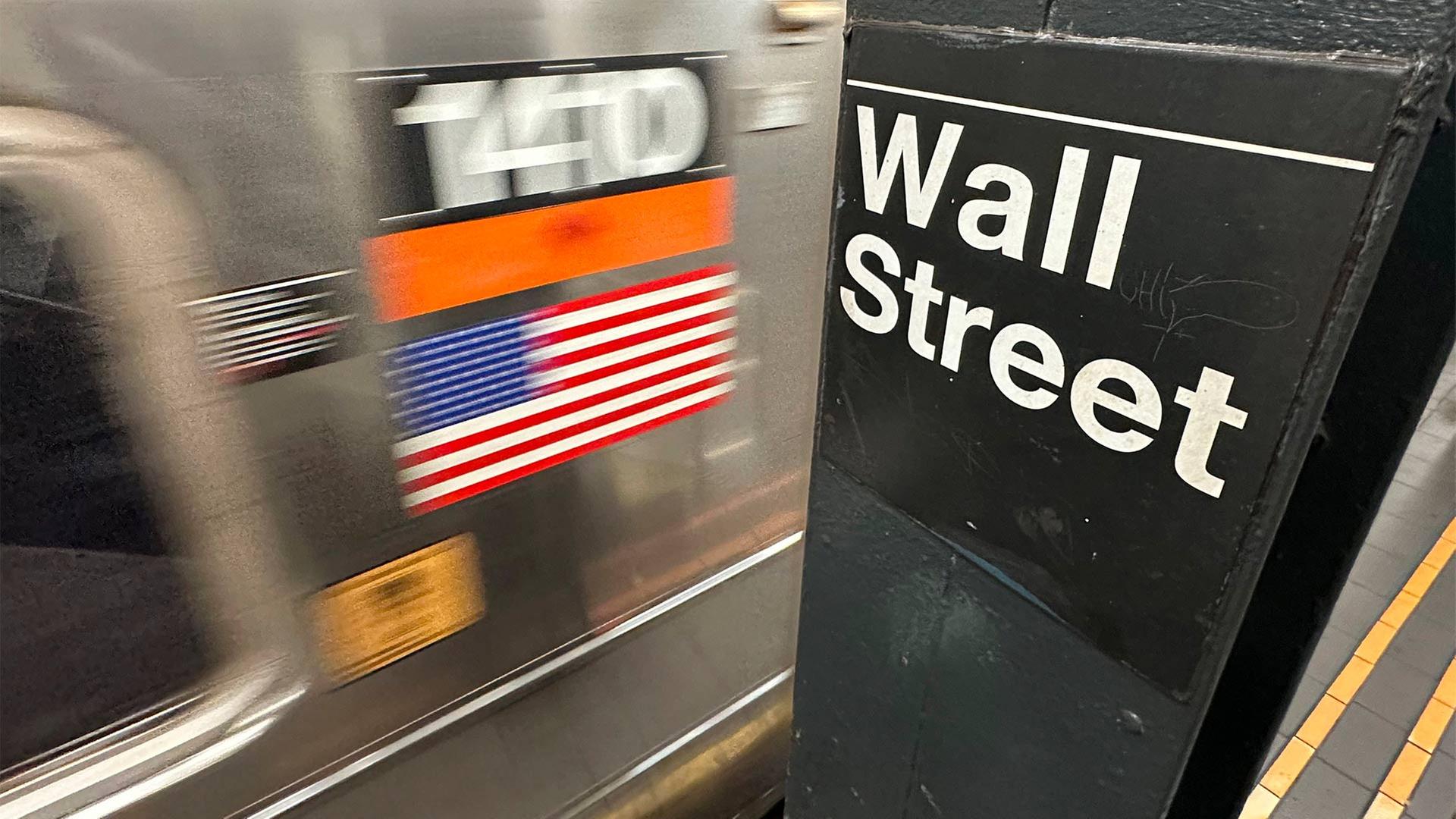 Ein Zug fährt ein in der U-Bahn-Station Wall Street, New York City. | picture alliance / ASSOCIATED PR