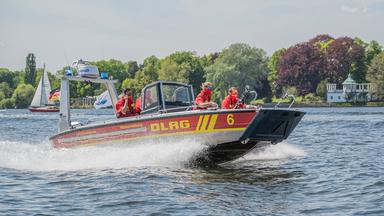 Mit Rettungsbooten, wie hier in Berlin auf der Havel, sind die Rettungsschwimmer der DLRG auf den Gewässern im Einsatz.