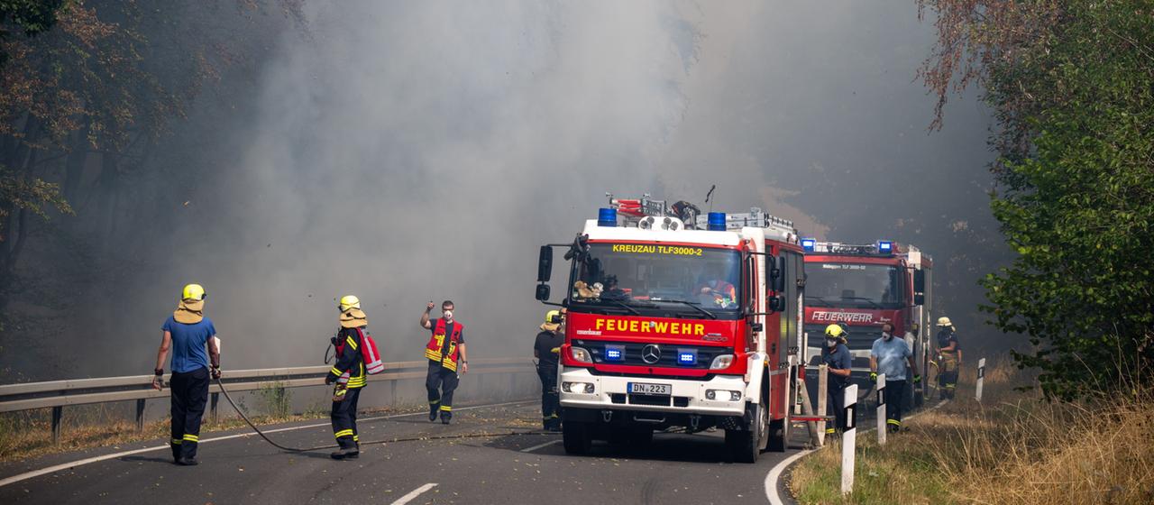 Einsatzkräfte kämpfen an der B399 gegen den Waldbrand im Hürtgenwald.