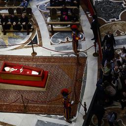 Der Leichnam von Papst Franziskus liegt aufgebahrt im Petersdom. Gläubige stehen Schlange, um Abschied zu nehmen.