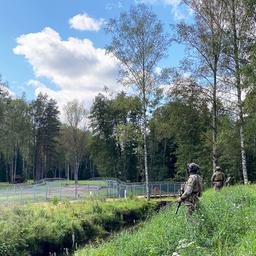Soldaten sichern am Dreiländereck zu Russland und Belarus die Grenze.