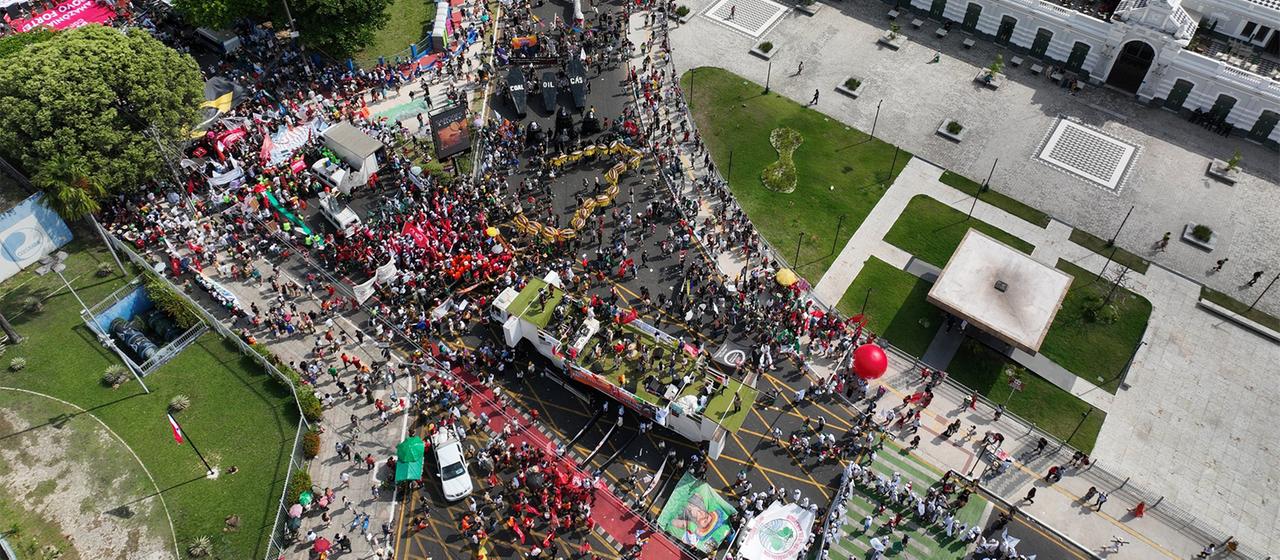 Klimaktivisten demonstrieren am Rande der COP30-Konferenz.