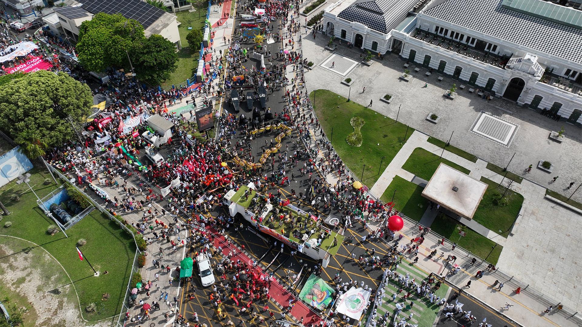 Klimakonferenz in Brasilien: Tausende protestieren für Klimagerechtigkeit Klimakonferenz in Brasilien: Tausende protestieren für Klimagerechtigkeit