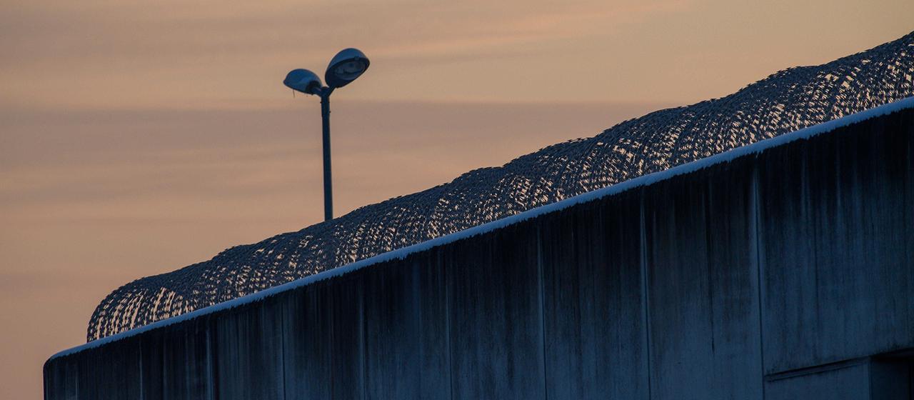Der Tag bricht über der drahtbewährten Mauer der Justizvollzugsanstalt Burg an.