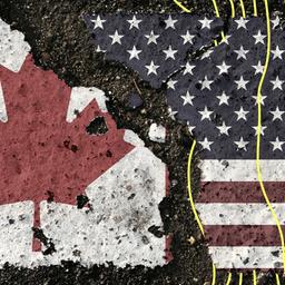 Auf dem Bürgersteig sind die Flaggen Kanadas und der Vereinigten Staaten abgebildet.