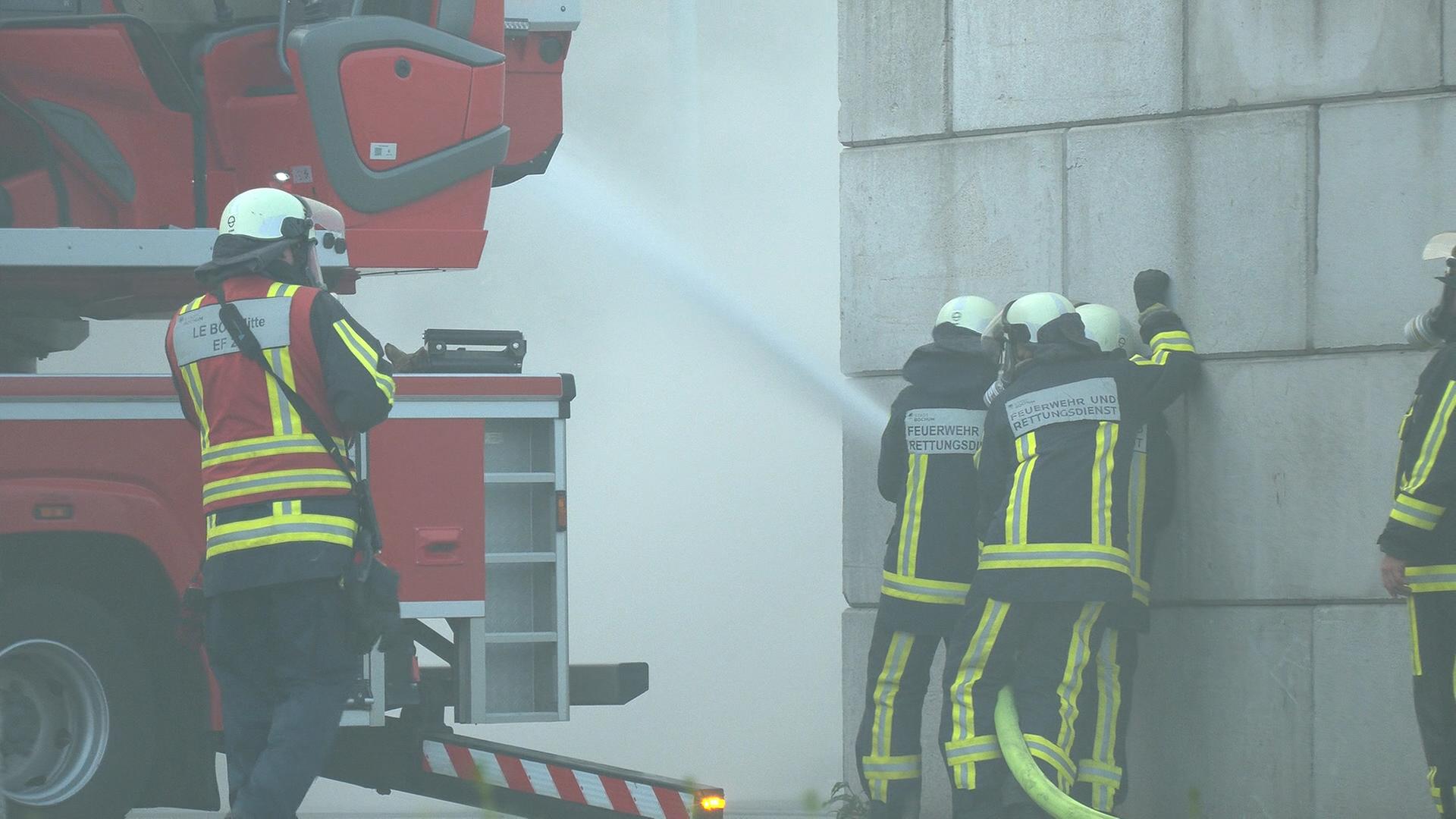 Großbrand in Bochumer Entsorgungsbetrieb gelöscht