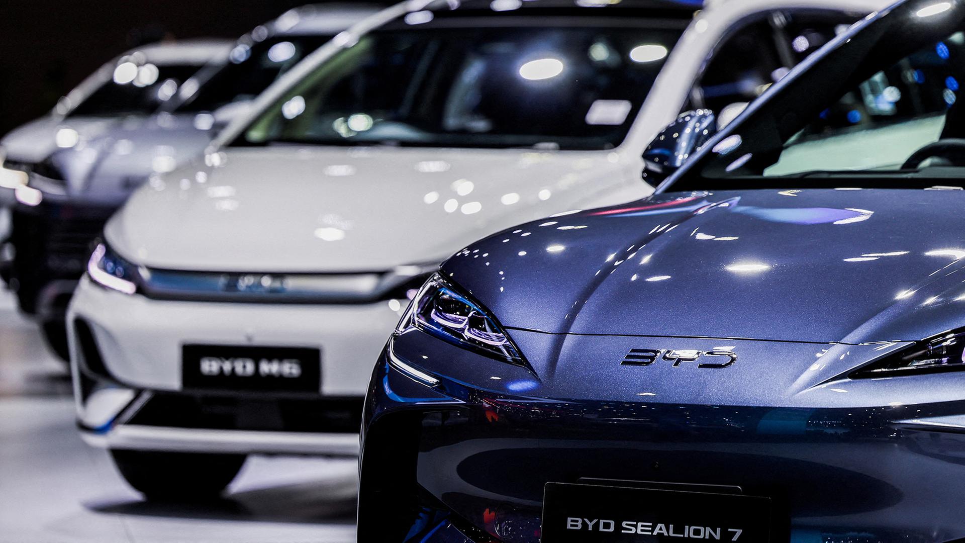 Autos von BYD stehen auf einer Messe. | REUTERS