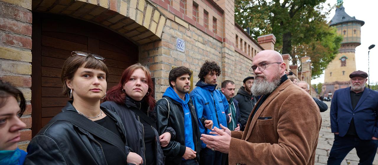 Vertreter der Jüdischen Studierendenunion Deutschlands versperren vor Hans-Thomas Tillschneider den Eingang zur Synagoge in Halle/Saale.