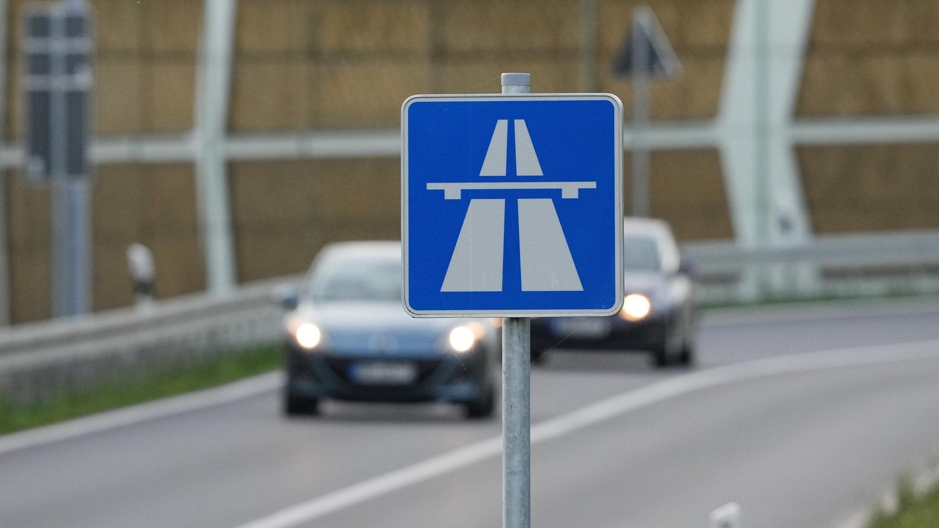 Familie mit Kleinkindern im Auto auf A6: Hammer fliegt durch Scheibe