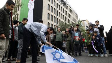 In Teheran (Iran) zündet ein Gegner Israels eine israelische Flagge an