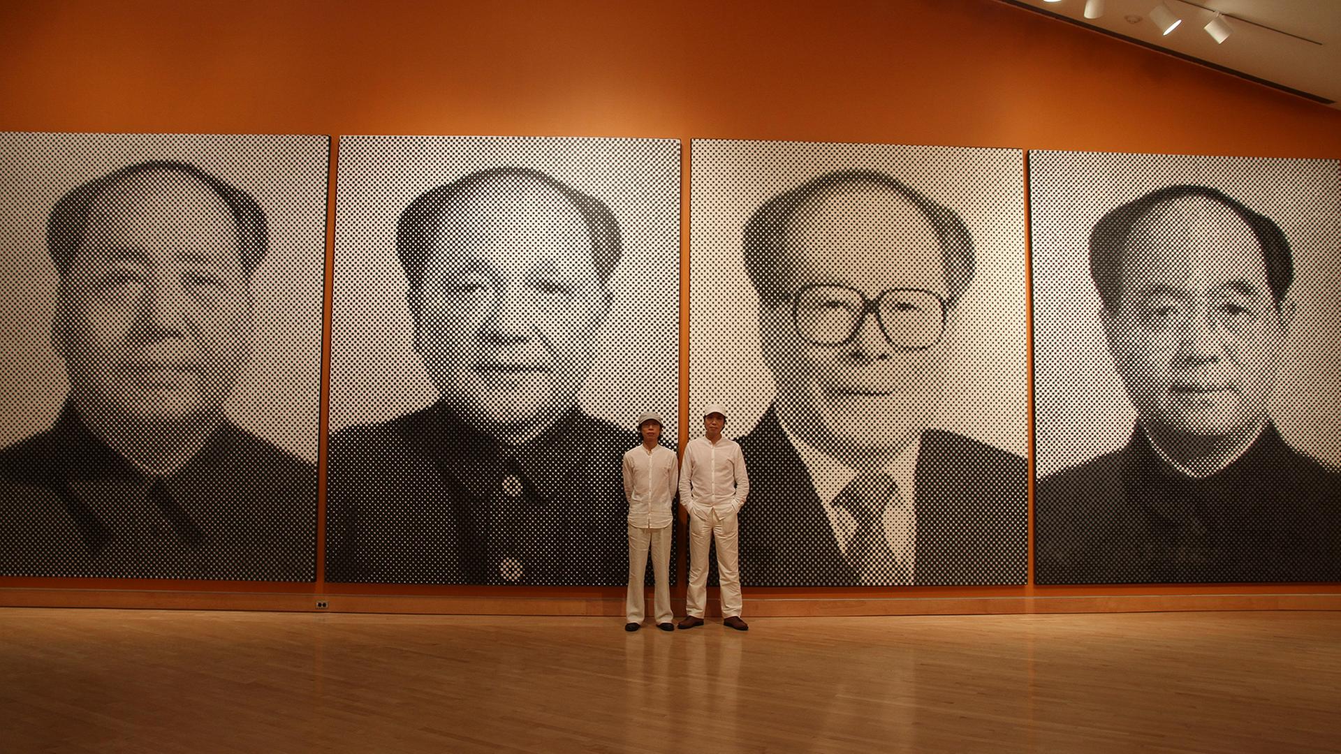 Die Gao Brothers stehen 2010 im Kemper Museum in Kansas City (USA) vor ihrem Werk Standard Hair Style. | Gao Brothers