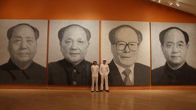 Die Gao Brothers stehen 2010 im Kemper Museum in Kansas City (USA) vor ihrem Werk Standard Hair Style.