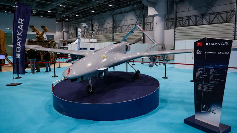 Eine Drone des türkischen Unternehmens Baykar ist auf der Ausstellung SAHA EXPO in Istanbul zu sehen.