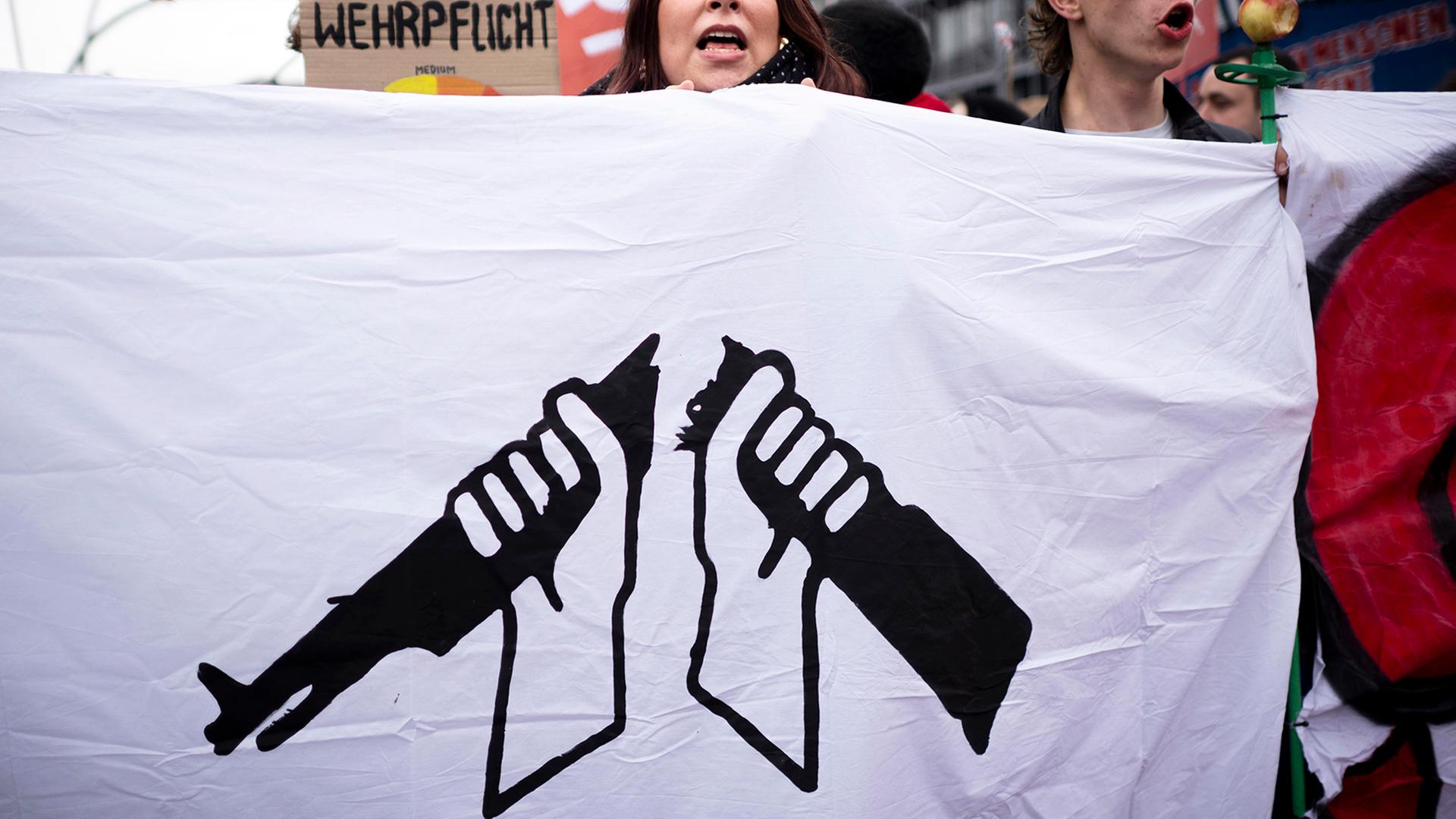 Demonstration gegen die mögliche Wiedereinführung der Wehrpflicht in Berlin. (Quelle: picture alliance/Ipon/Stefan Boness) | picture alliance/Ipon/Stefan Boness