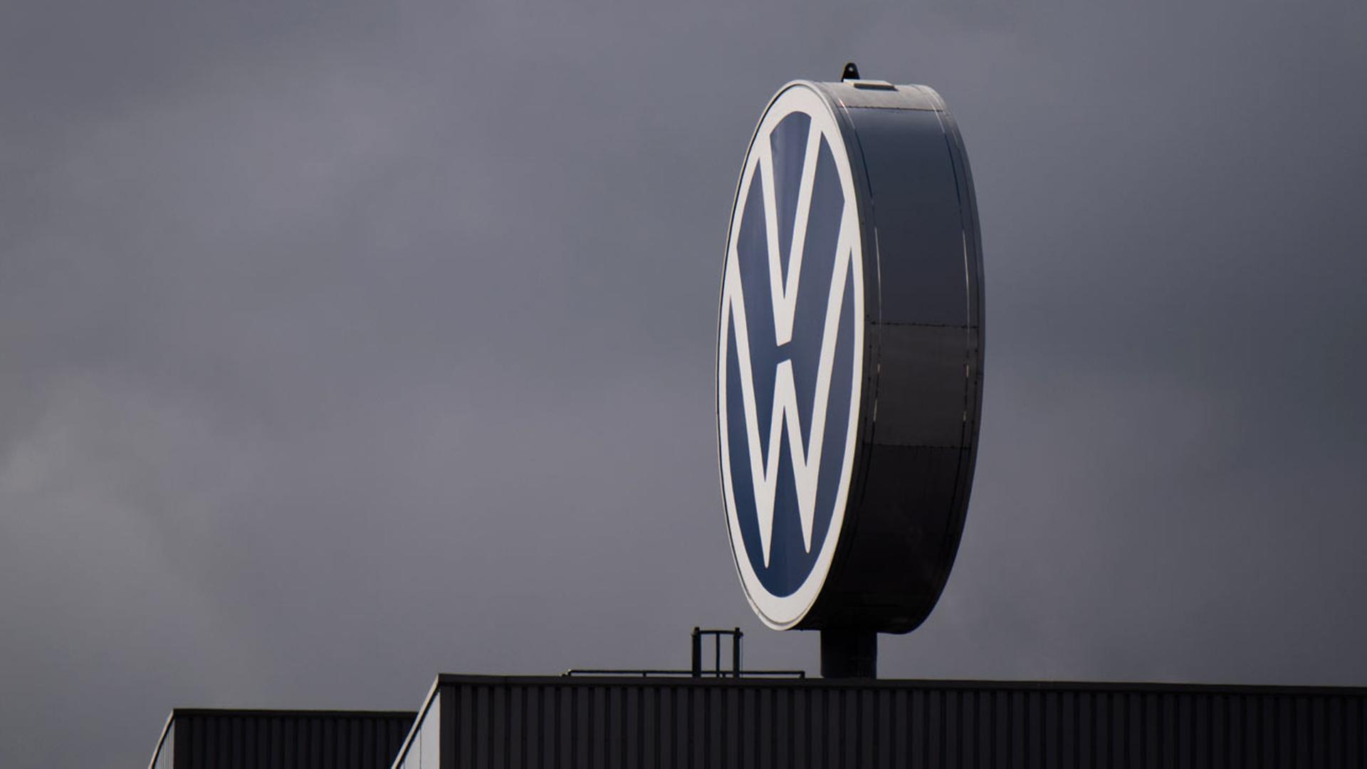 Ein Logo von Volkswagen dreht sich auf dem Werk in Hannover | picture alliance/dpa