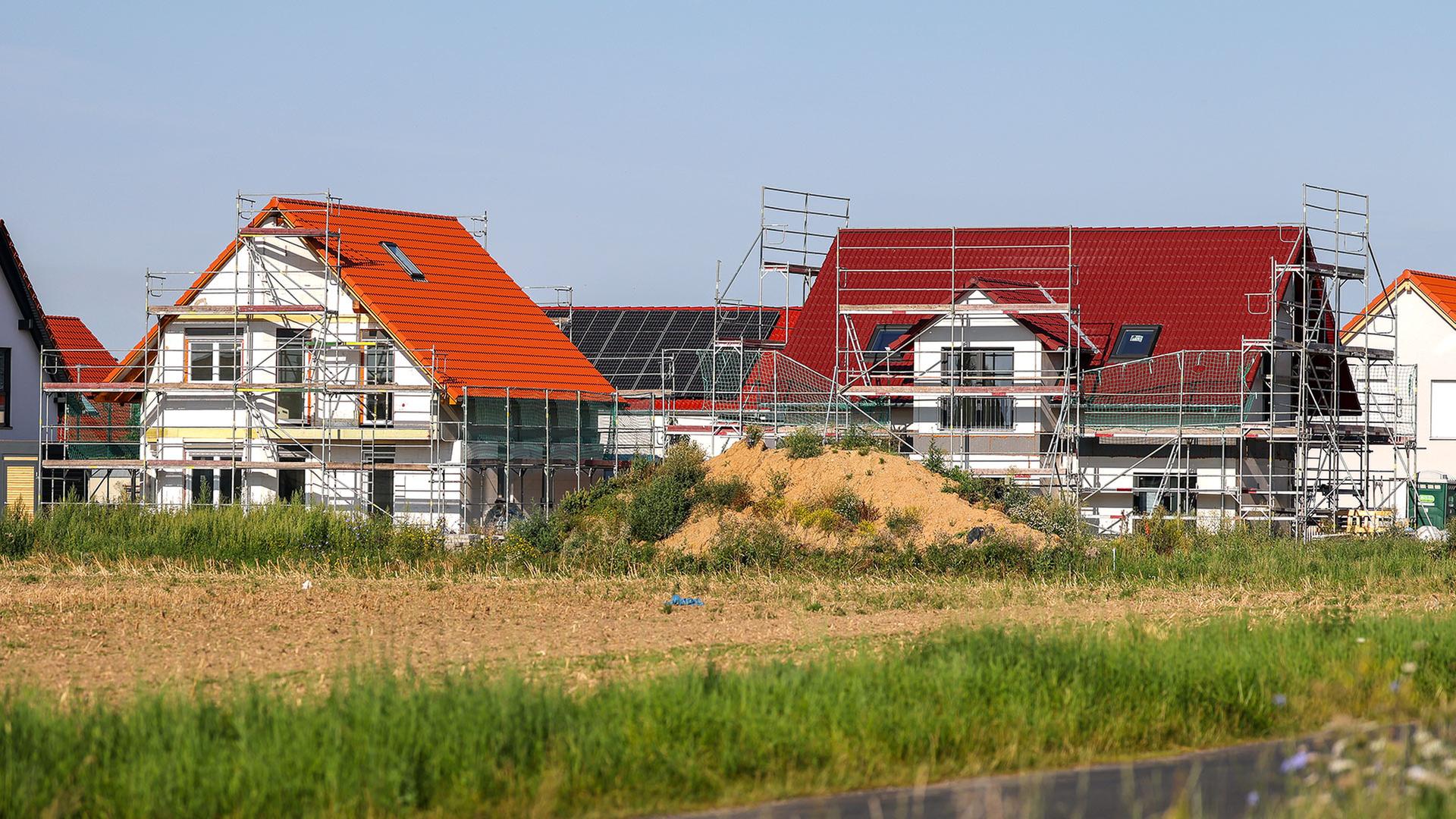 Neugebaute Einfamilienhäuser am Ortsrand. | picture alliance/dpa