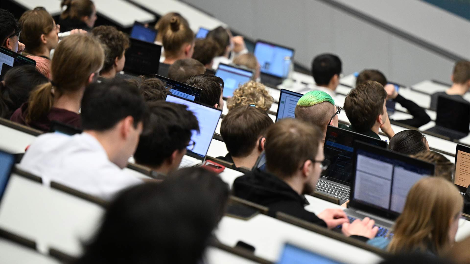 Studierende in einem Hörsaal. | picture alliance/dpa
