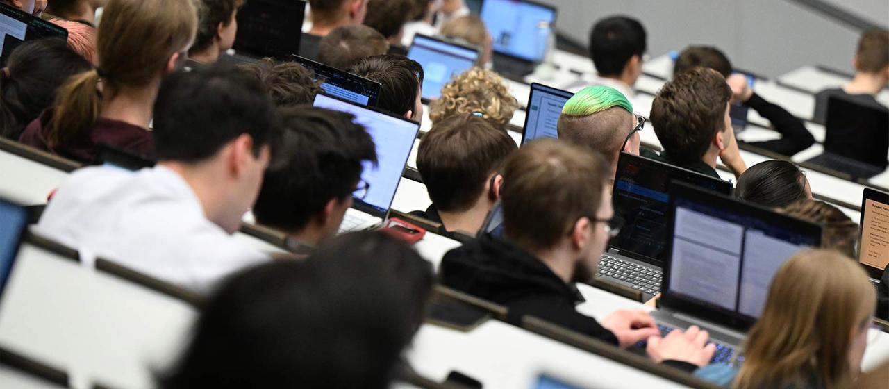 Studierende in einem Hörsaal.