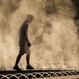 Ein junger Mann kühlt sich im Juni 2024 im Wasser eines öffentlichen Brunnens vor Sonnenuntergang ab, als die Temperaturen 38 Grad Celsius überschritten hatten.