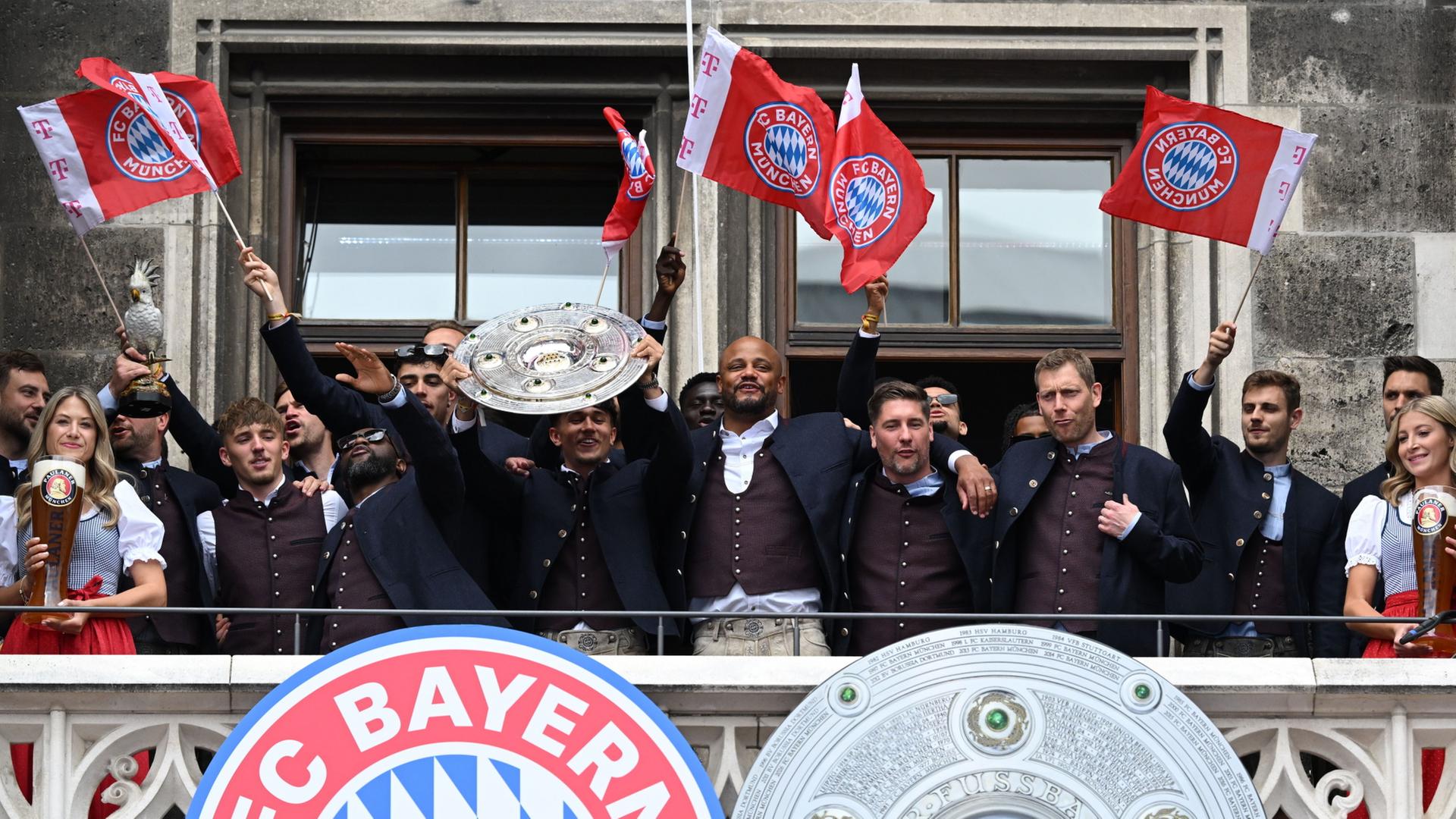 Der FC Bayern München feiert mit Fans den Meistertitel | Sven Hoppe/dpa