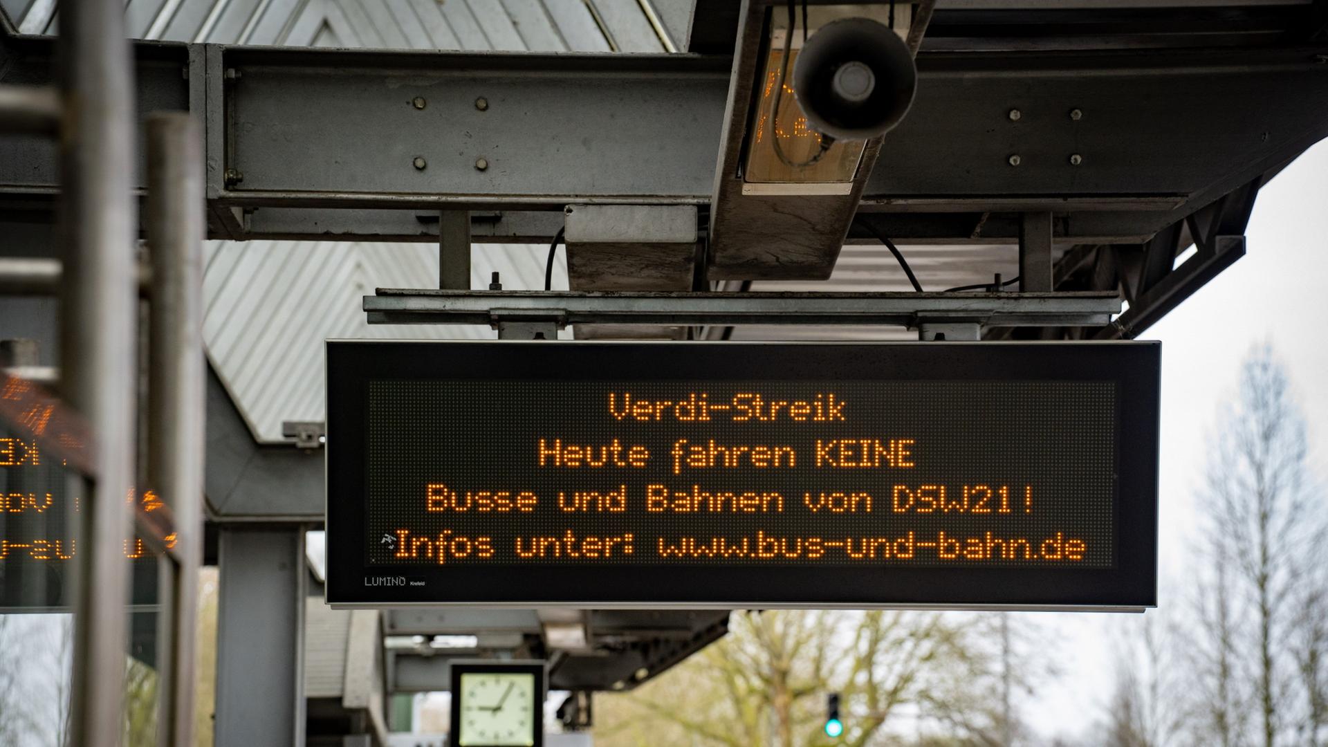 Eine digitale Anzeigetafel an einer Haltestelle informiert Ã¼ber einen Warnstreik im kommunalen Nahverkehr. | Max Lametz/dpa
