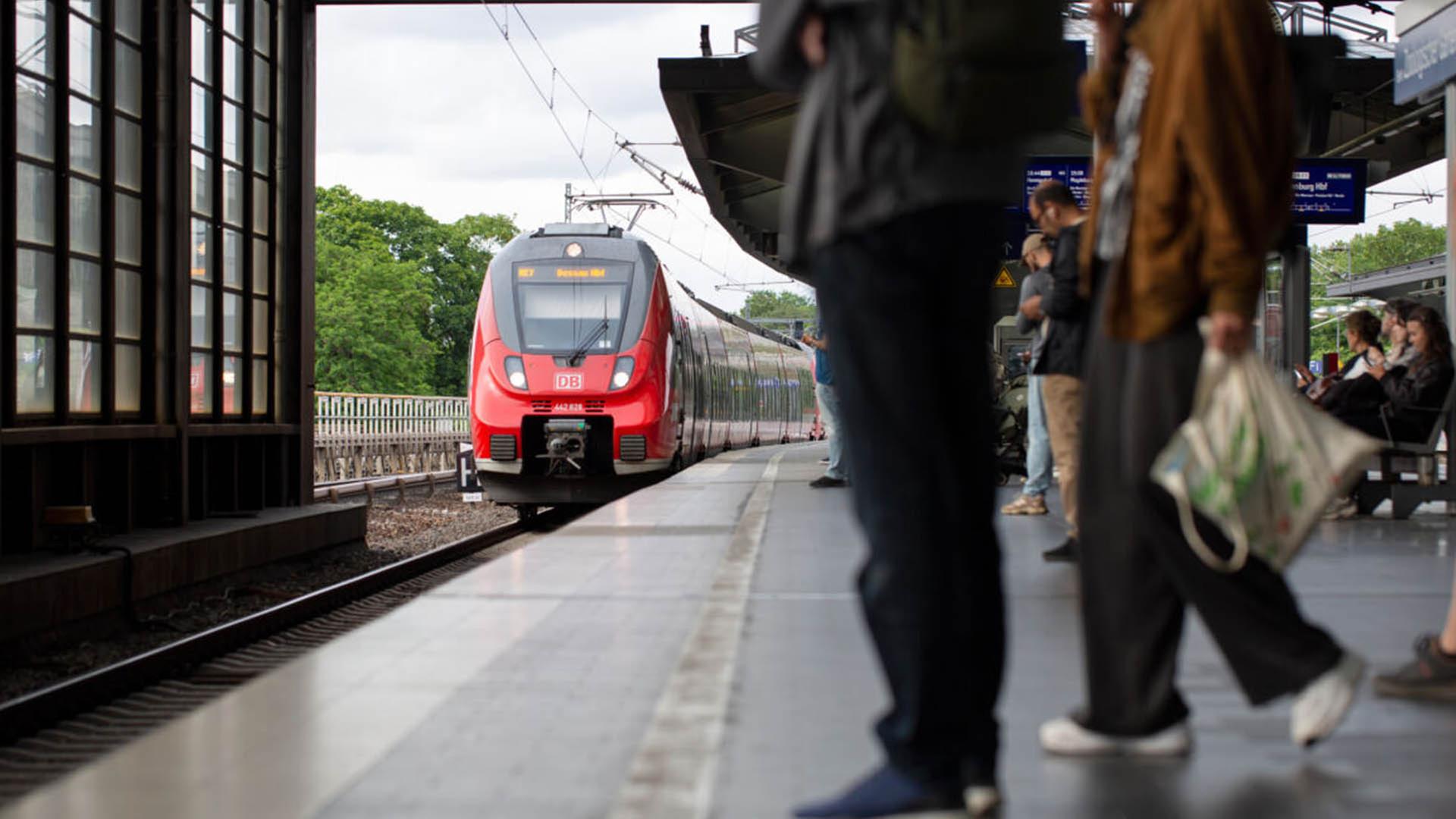 Der Regionalexpress der Linie RE7 nach Dessau Hbf fährt im Bahnhof Zoologischer Garten ein. (Quelle: dpa/Kadatz) | dpa/Kadatz