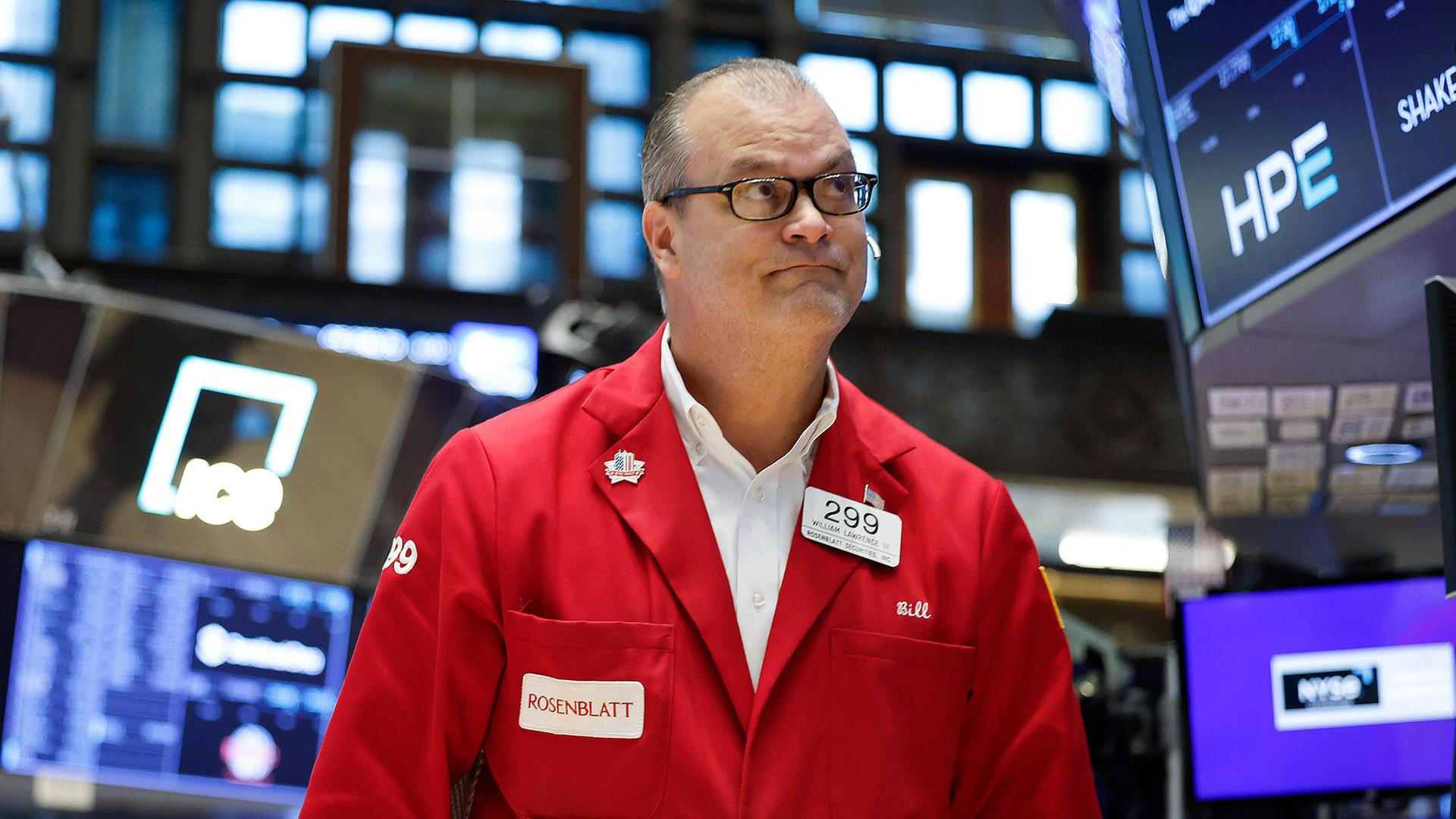 Börsenhändler auf dem Parkett der New Yorker Börse. | picture alliance / newscom