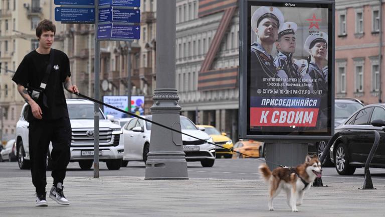 Das übergroße "Z"-Symbol für den Militäreinsatz in der Ukraine, Werbung für die Armee: Szene aus Moskaus Innenstadt.