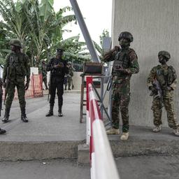 M23-Rebellen verhandeln mit der ruandischen Armee über die Übergabe gefangener rumänischer Söldner an die ruandische Regierung am Grenzübergang Gisenyi (Kongo).