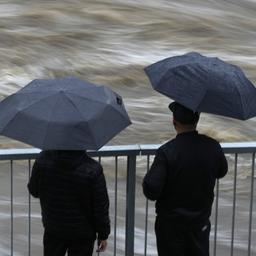  Anwohner stehen am vom Hochwasser aufgewühlten Fluss Bela in Tschechien. 