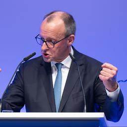 Friedrich Merz hält während einer Rede seine geballten Fäuste in die Höhe.