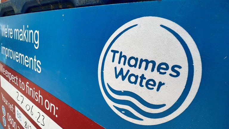 Das Logo des größten Wasserversorgers Englands, Thames Water. 