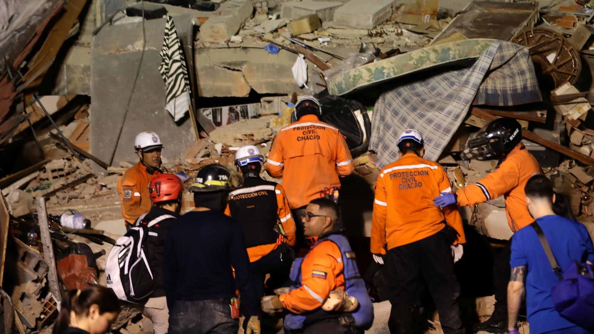 Rettungskräfte suchen nach Opfern, nachdem zwei starke Erdbeben die venezolanische Karibikküste in der Nähe von Caracas erschüttert haben. | EPA