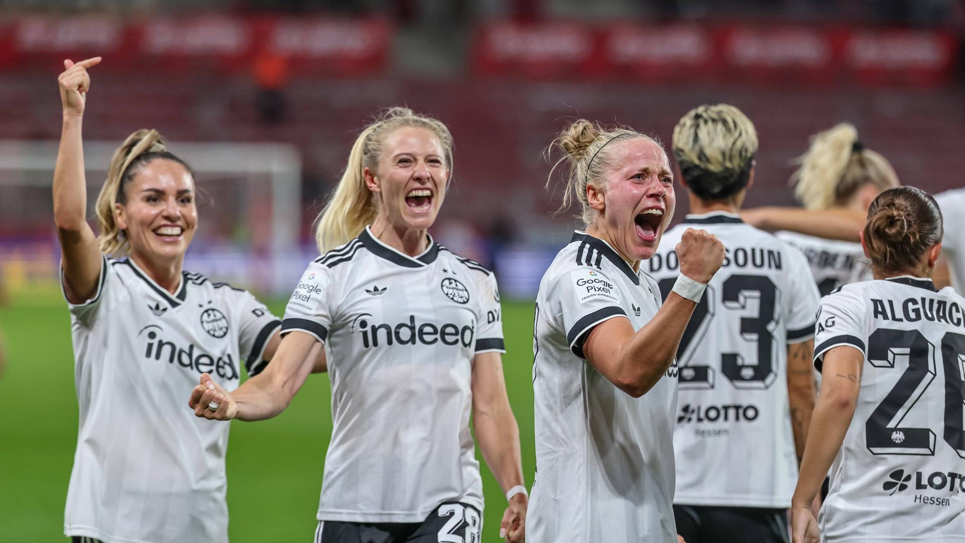 Die Eintracht-Spielerinnen feiern den Treffer von Rebecka Blomqvist in Mainz. | IMAGO / HMB-Media